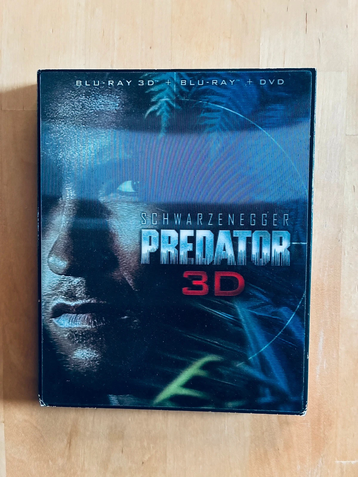 Coffret Blu-ray 3D Blu-ray DVD Predator Arnold Schwarzenegger.